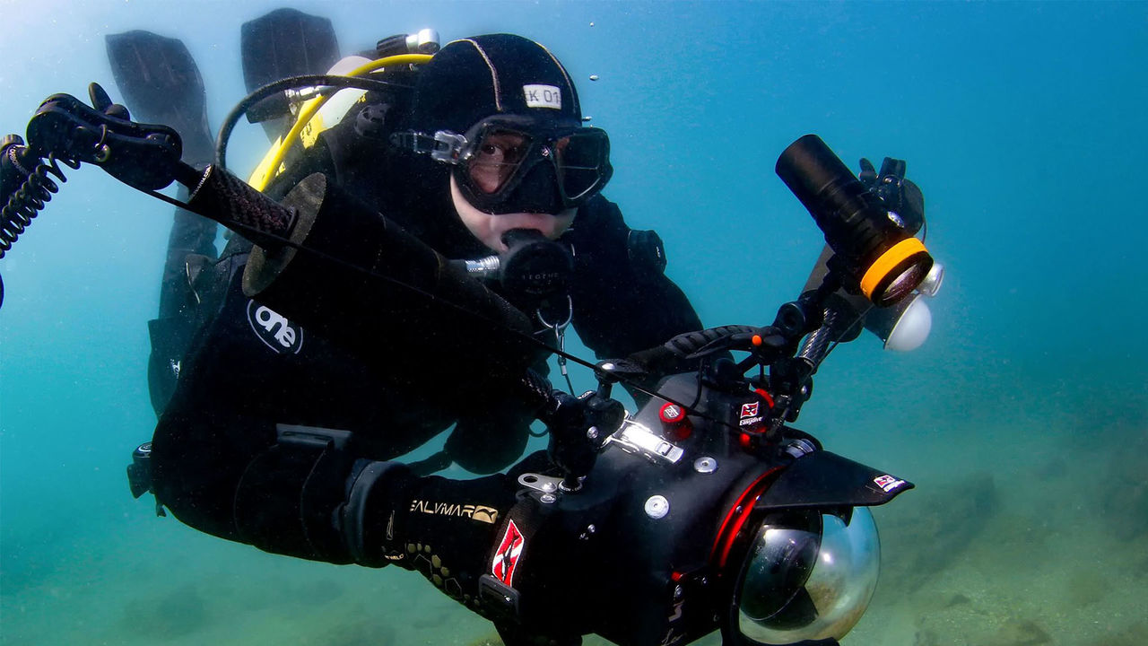 underwater photographer OrcaTorch underwater video light