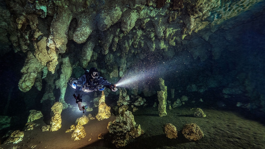 OrcaTorch dive torch for cave diving.jpg